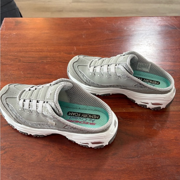 Skechers D'Lites Women’s Gray Slip on Clogs Memory Foam Comfort Shoe Size 6 - Picture 3 of 9